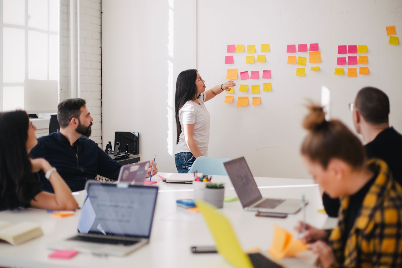 Equipo empresarial planificando integración de sistemas